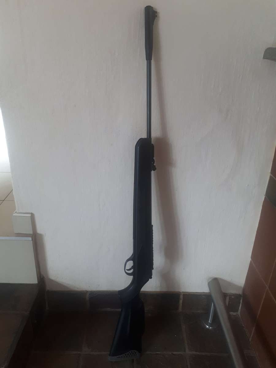 Air rifle Hatsan model 125 .177 cal black synthetic in nice condition