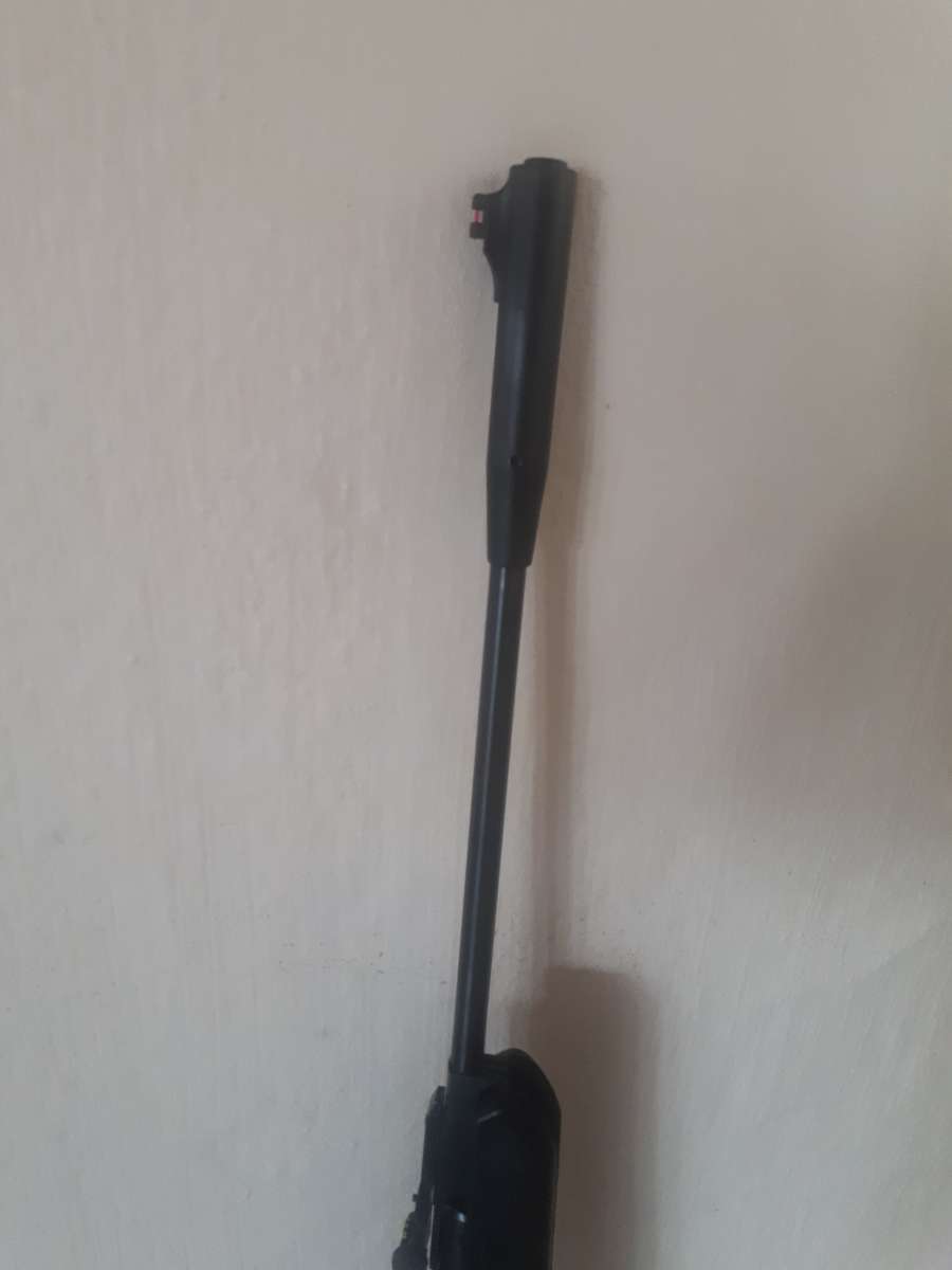 Air rifle Hatsan model 125 .177 cal black synthetic in nice condition