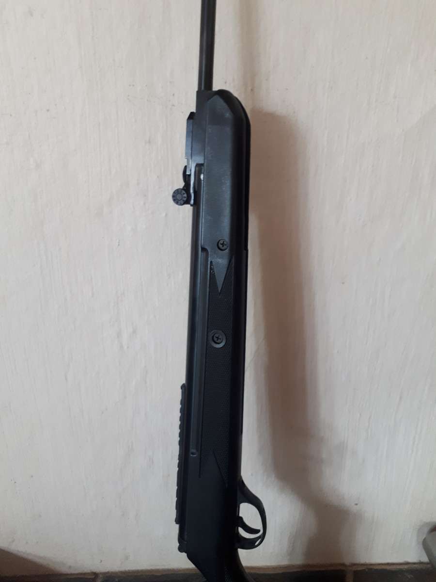 Air rifle Hatsan model 125 .177 cal black synthetic in nice condition