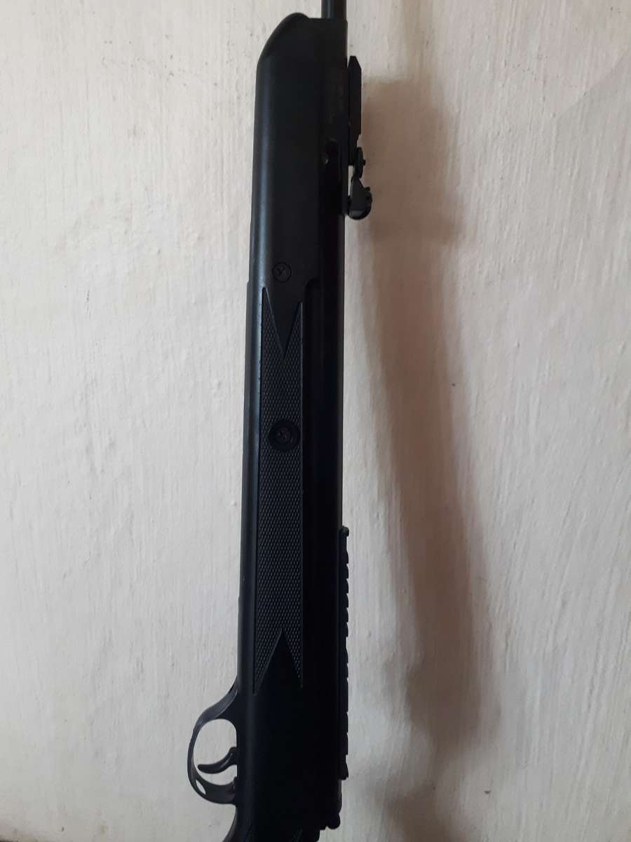 Air rifle Hatsan model 125 .177 cal black synthetic in nice condition