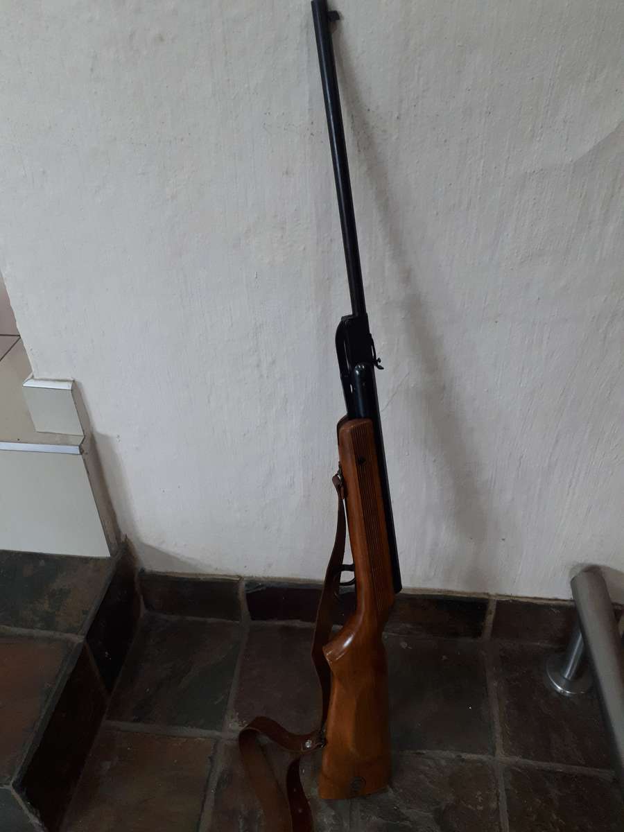 Air rifle vintage Relum supper .177 cal with sling