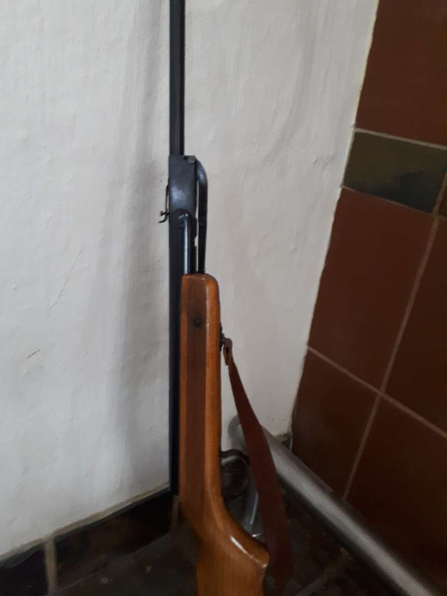 Air rifle vintage Relum supper .177 cal with sling