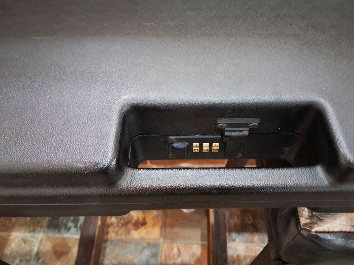 Rifle/Air rifle case black hard shell foam lined discription has details