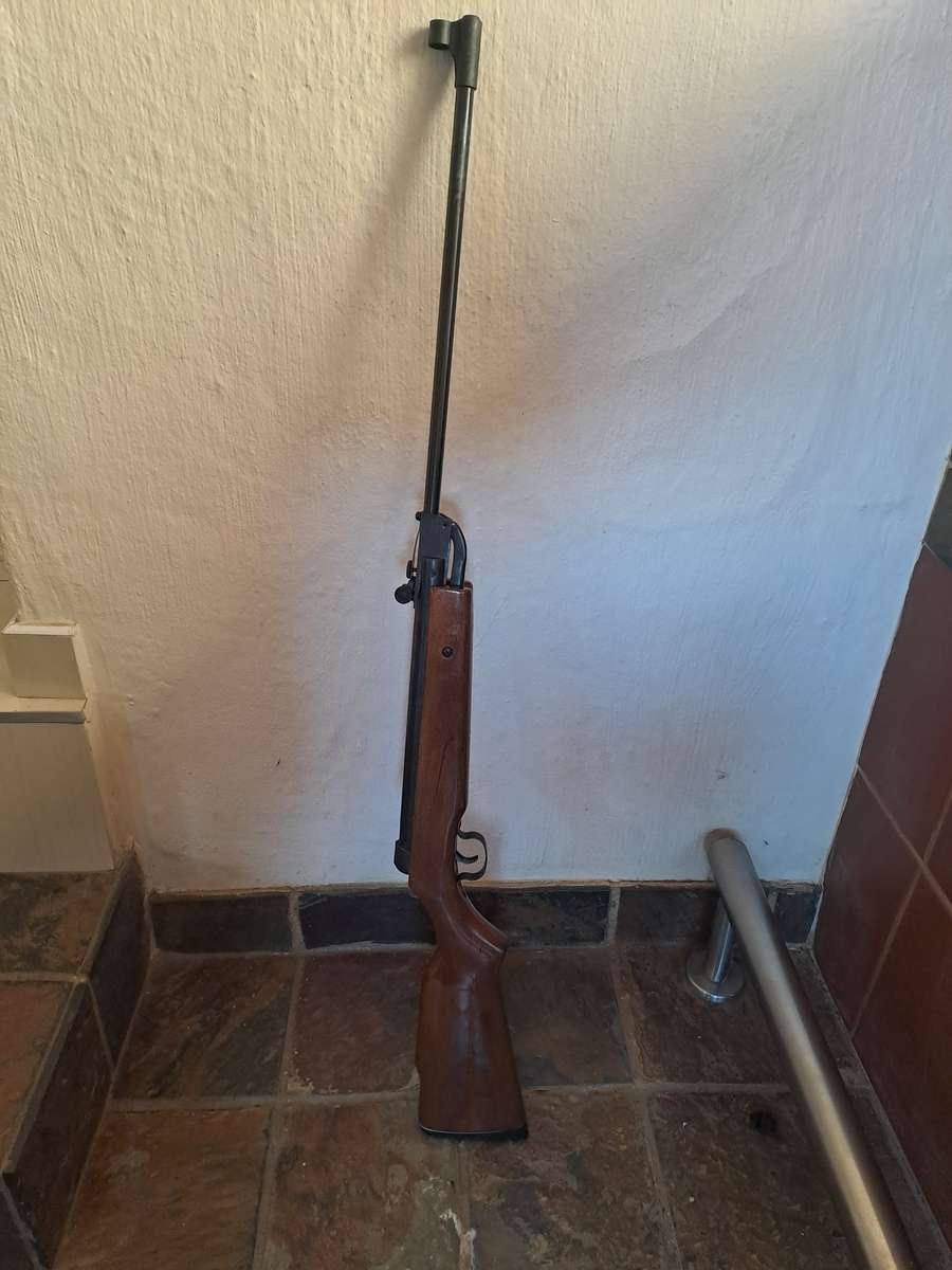 Air rifle 4.5mm .177cal in exelent condition