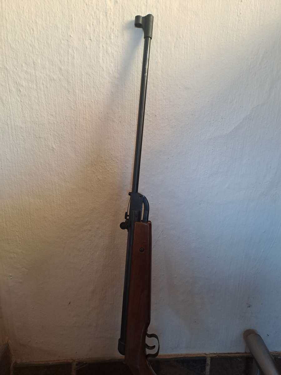 Air rifle 4.5mm .177cal in exelent condition