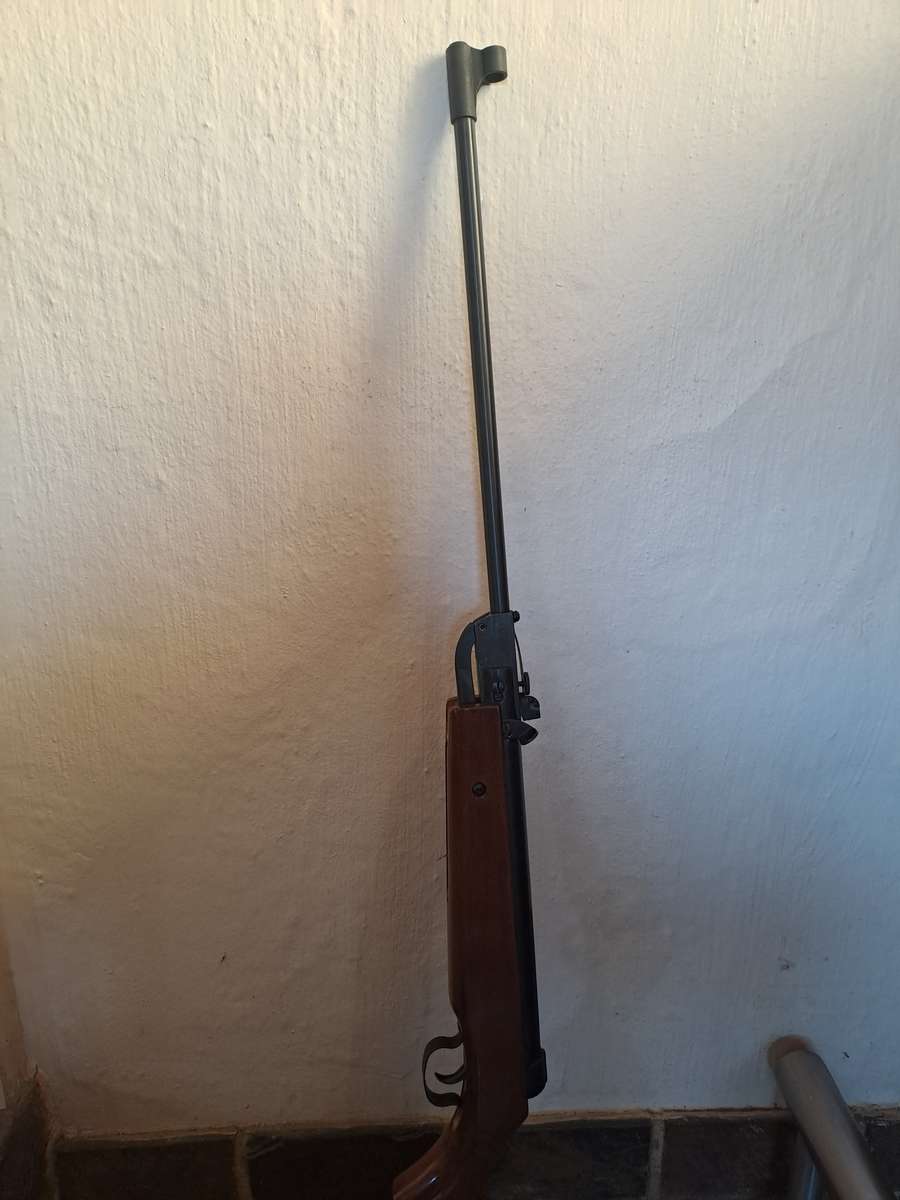 Air rifle 4.5mm .177cal in exelent condition