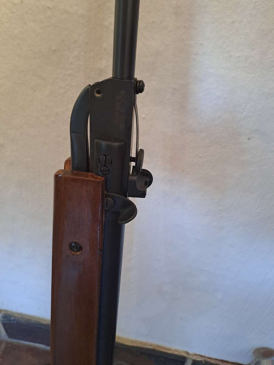 Air rifle 4.5mm .177cal in exelent condition