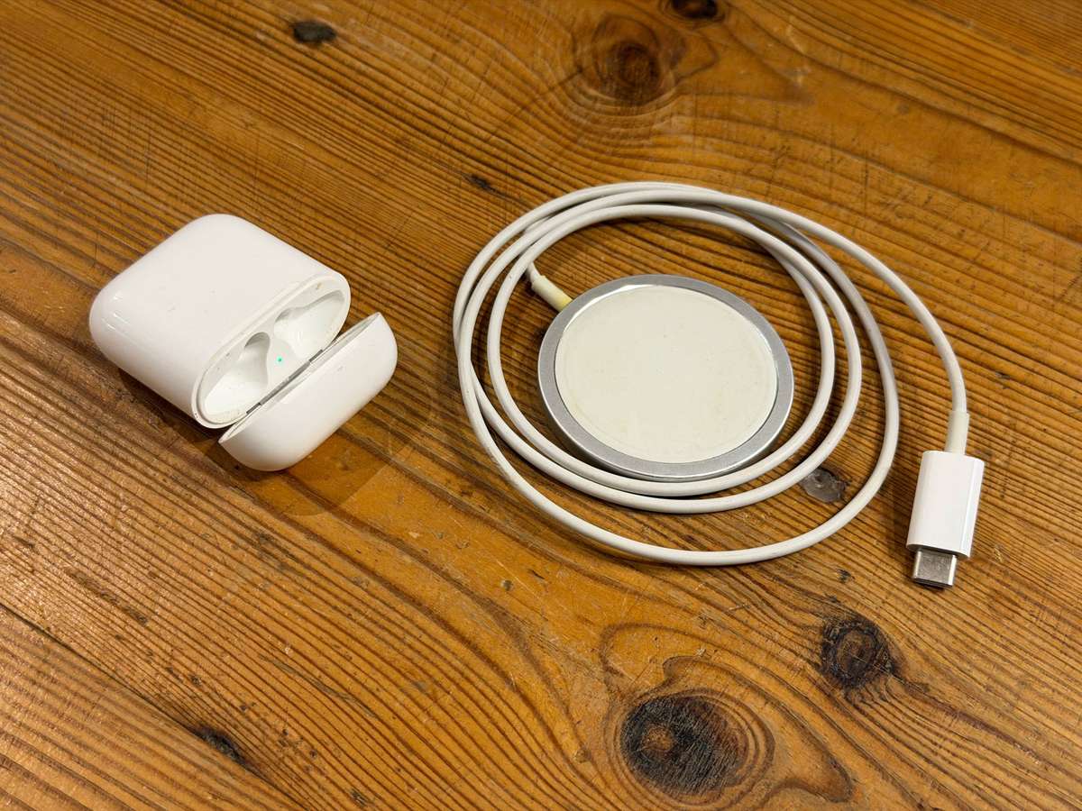 Apple AirPods Case and Wireless Charger