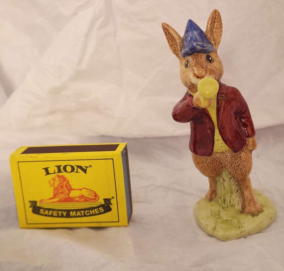 BUNNYKINS - Royal Doulton "Bunnykins Rise and SHINE" DB 11 - Magnificent, Gorgeous perfect Figurine!