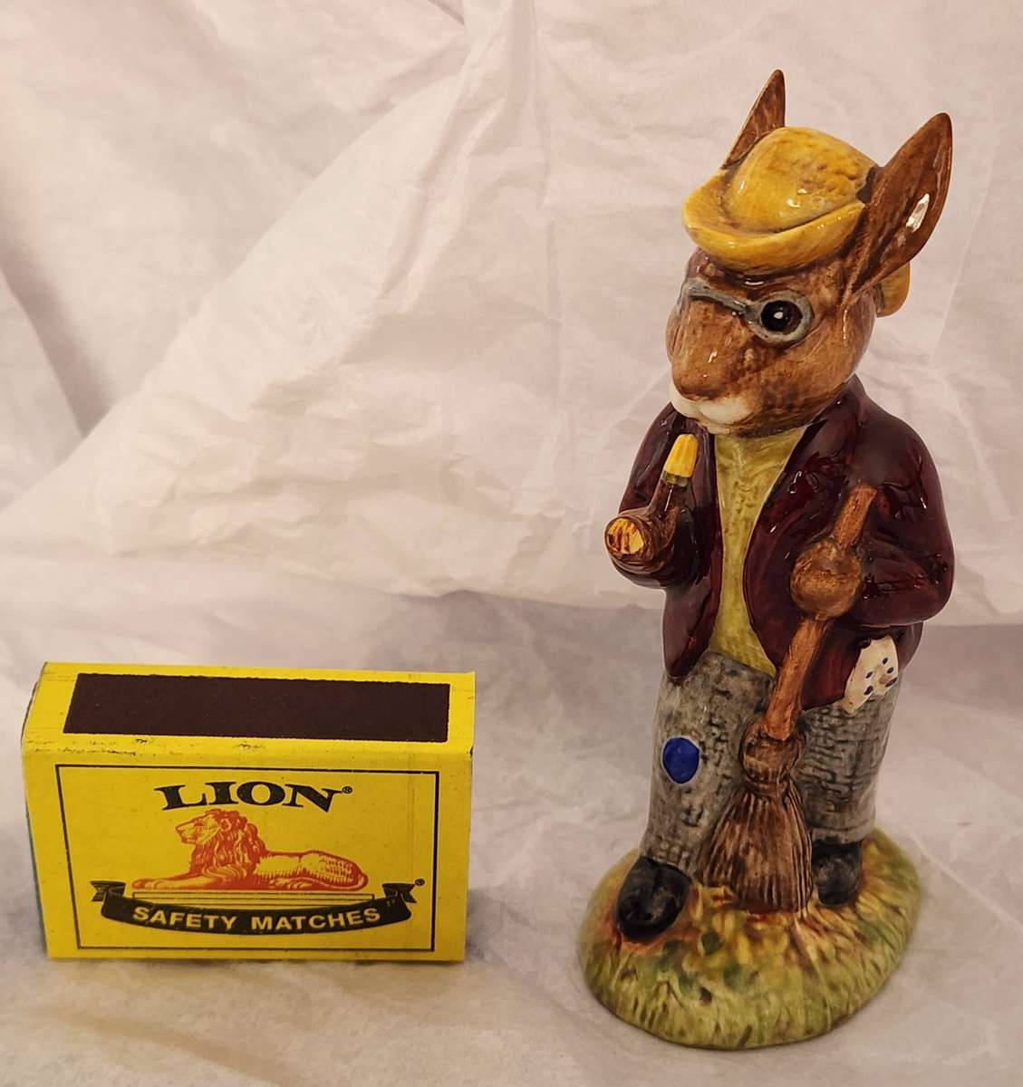 BUNNYKINS - Royal Doulton "Mr. Bunnykins Autumn Days DB 5" Magnificent, Gorgeous perfect Figurine!