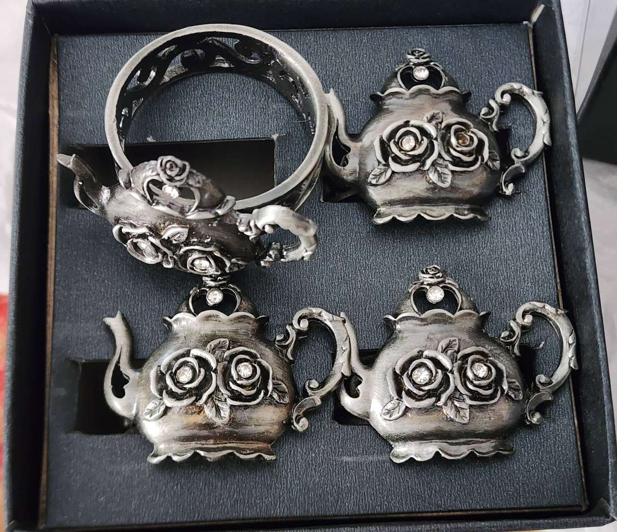 SERVIETTE RINGS-"TEAPOT with ROSES and diamonds"-SUPERB in boxes!! (8 pieces) brand new, heavy