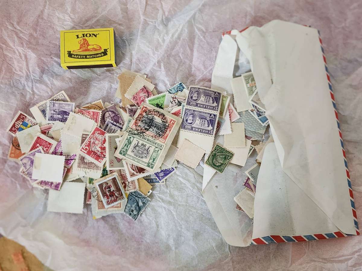 STAMPS-Bulk lot in packet (3) Mostly World-Super envelope-great sort through unchecked lot, bargain!