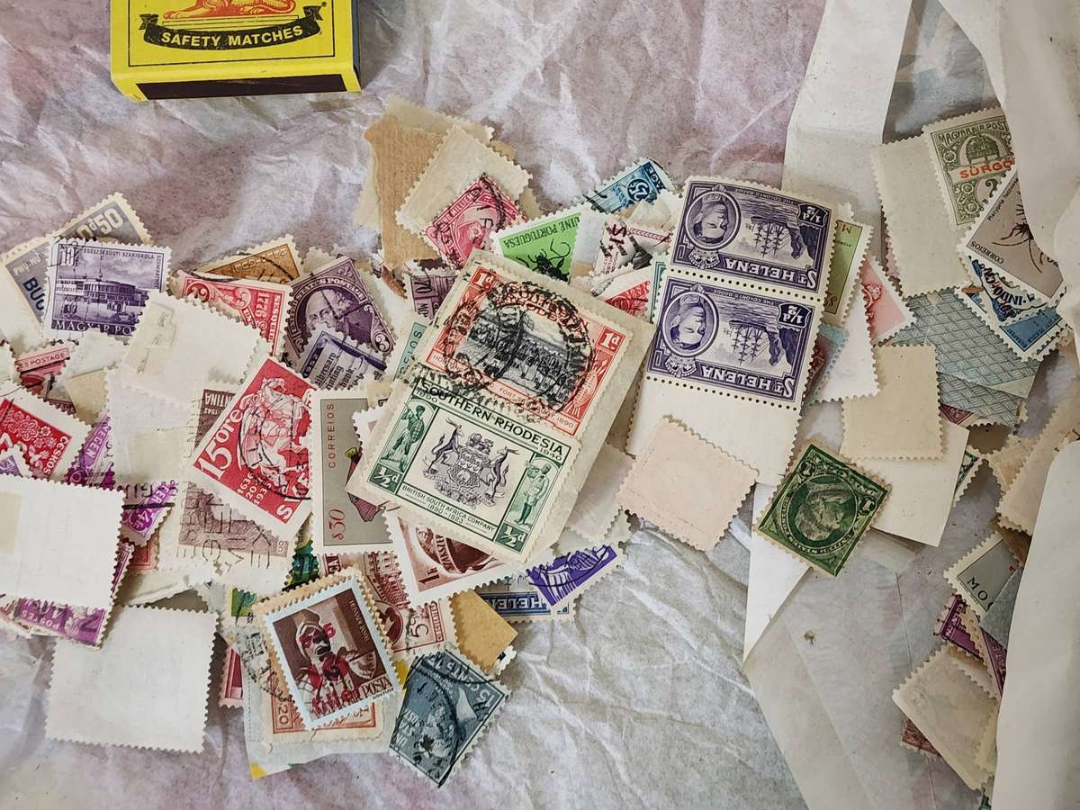 STAMPS-Bulk lot in packet (3) Mostly World-Super envelope-great sort through unchecked lot, bargain!