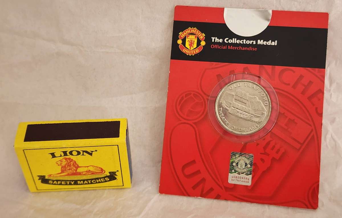 MANCHESTER UNITED Collectors MEDAL-Authentic official merchandise sealed & NEW "OLD TRAFFORD theatre