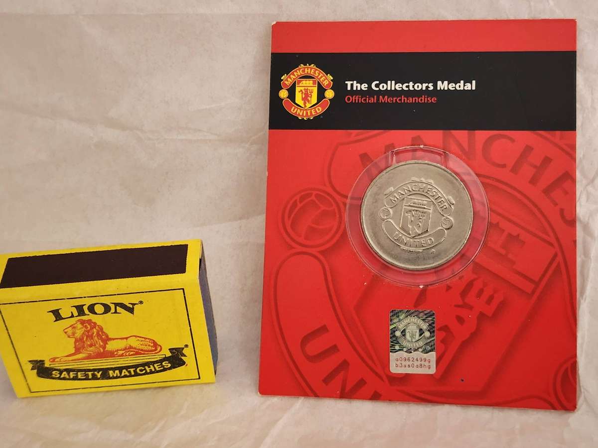 MANCHESTER UNITED Collectors MEDAL-Authentic official merchandise sealed & NEW "RED DEVIL's BADGE"