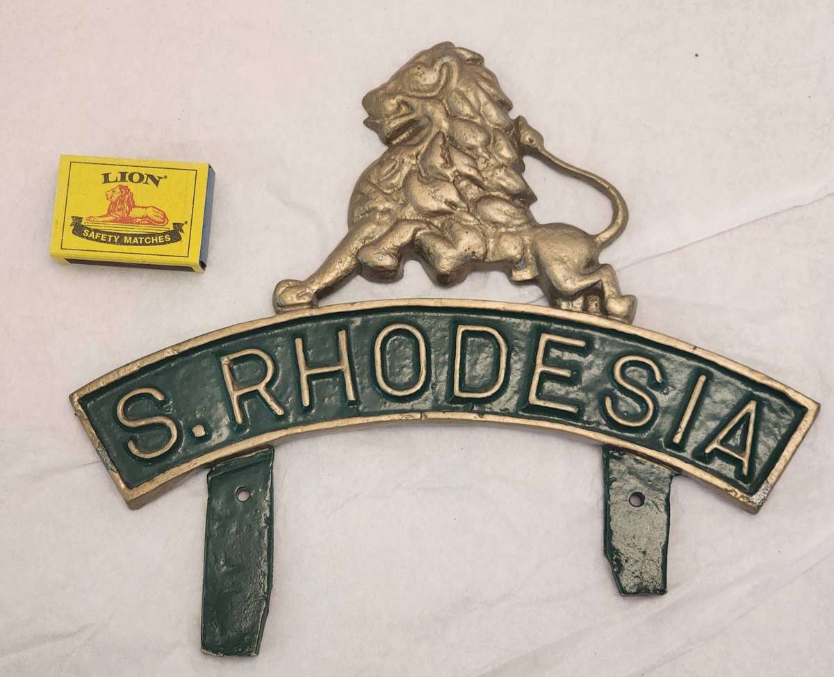 Vintage S. RHODESIA WALL Emblem SCARCE depicting gold LION- COAT OF ARMS on green !! SUPERB