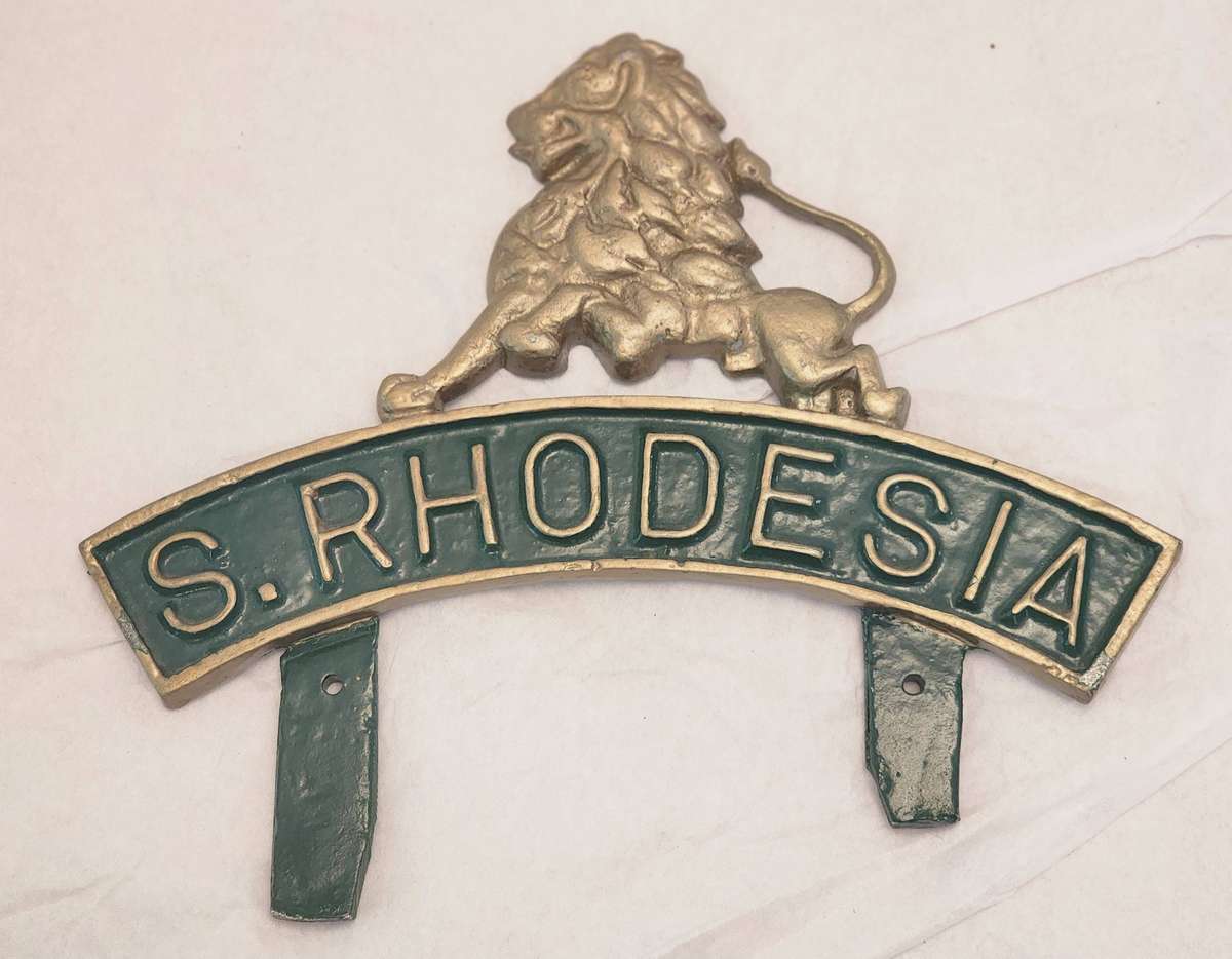 Vintage S. RHODESIA WALL Emblem SCARCE depicting gold LION- COAT OF ARMS on green !! SUPERB