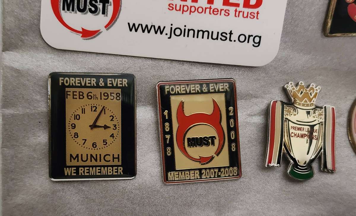 MANCHESTER UNITED -set of 5 PIN BADGES and buttons- magnificent selection: Seldom offered! WOW!