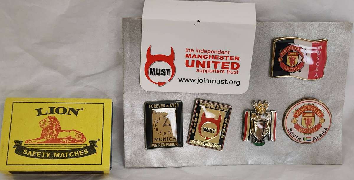MANCHESTER UNITED -set of 5 PIN BADGES and buttons- magnificent selection: Seldom offered! WOW!
