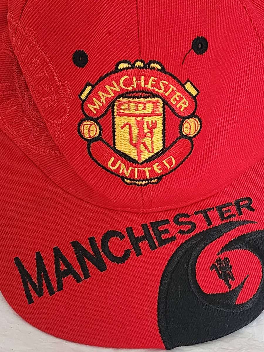 MANCHESTER UNITED - red & Black cap- fantastic, new, and seldom seen cap design-STRIKING - WOW!!