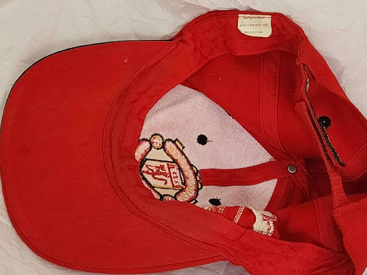 MANCHESTER UNITED - red & Black cap- fantastic, new, and seldom seen cap design-STRIKING - WOW!!