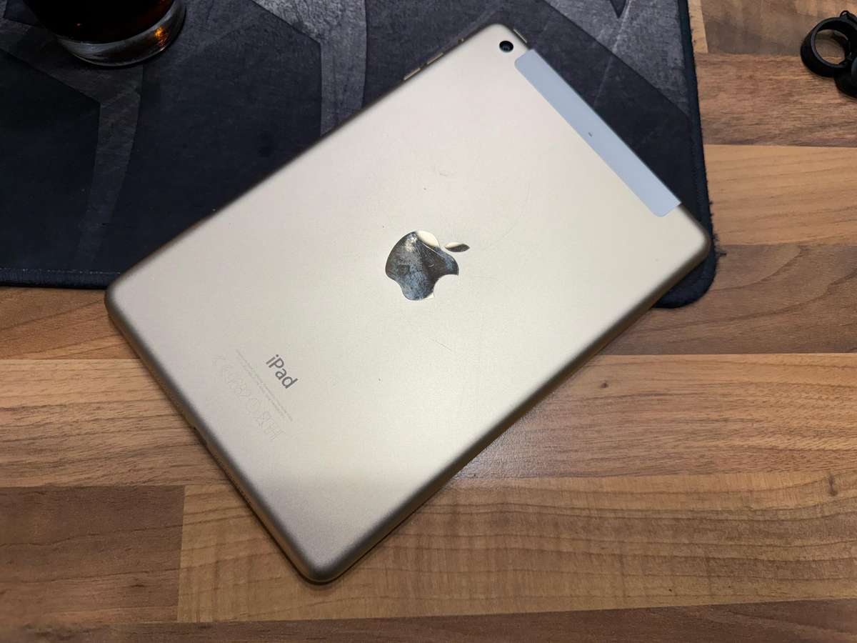 Apple iPad Mini 3 (WiFi + Cellular, 64GB)  With Protective Handled Bumper Cover and Charger