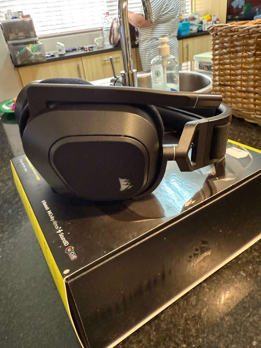 Corsair HS80 Max Wireless Gaming Headset,