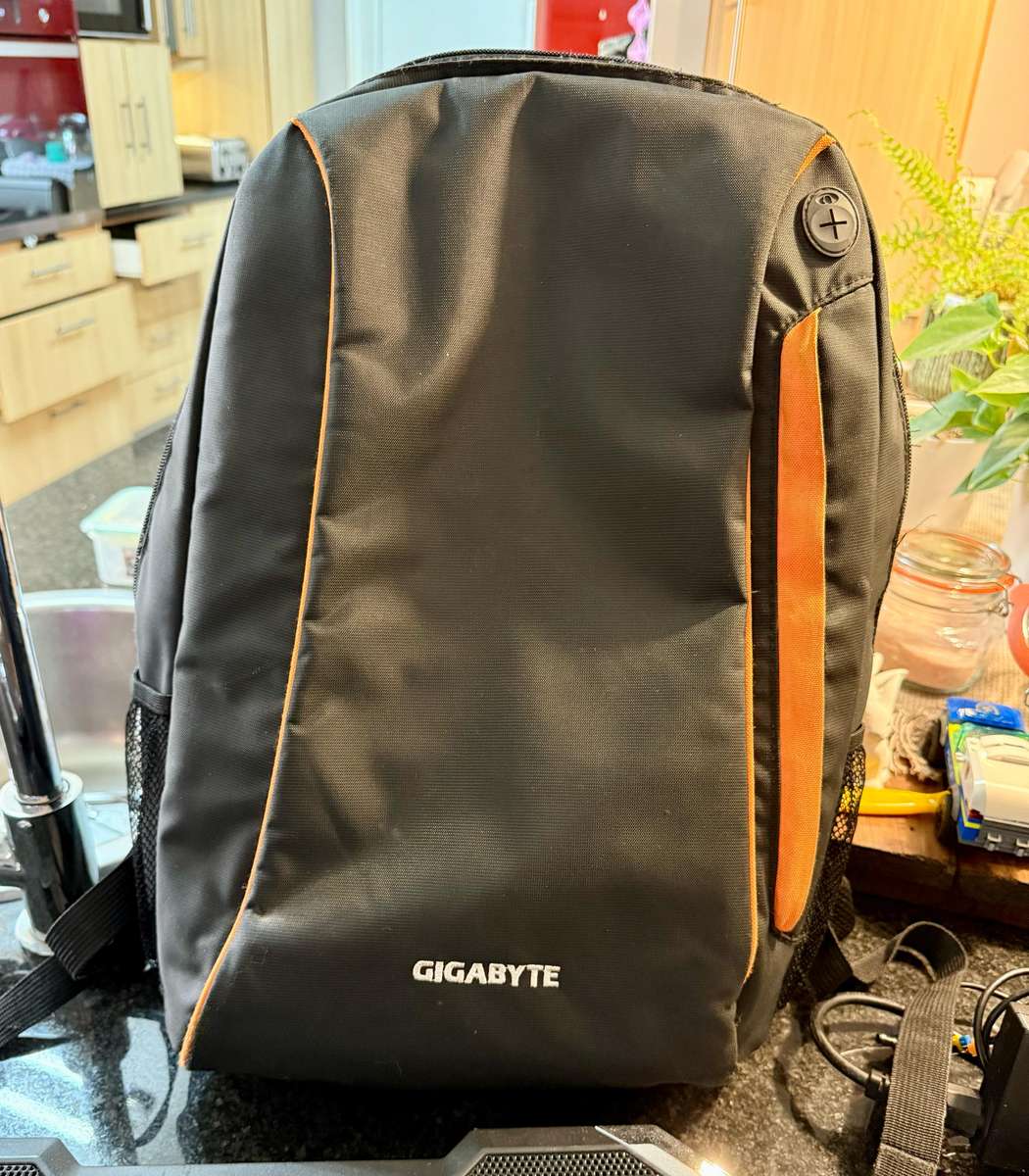 Gigabyte Sabre 17 i7 | GTX Graphics | 16GB RAM | 500GB SSD + HDD + Headphones + Backpack *BUNDLE*