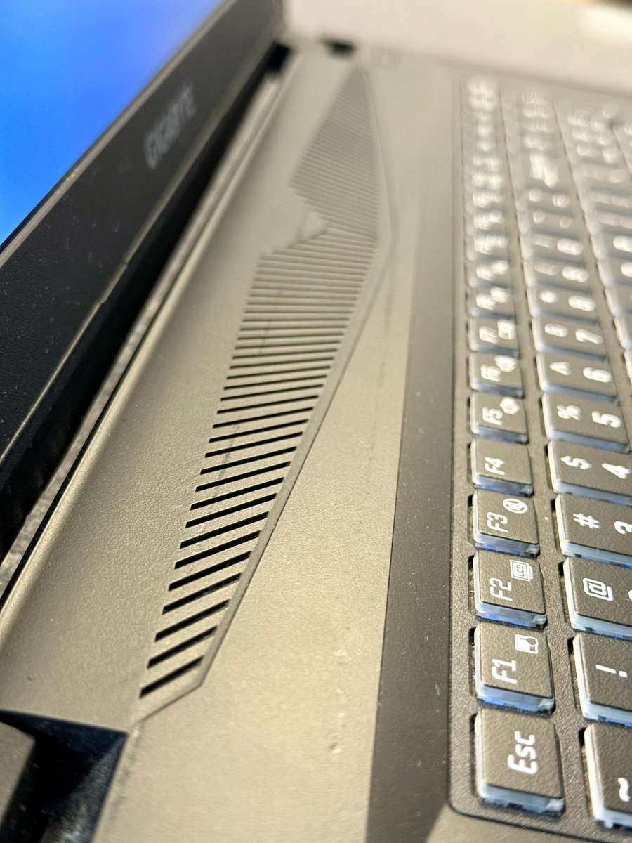 Gigabyte Sabre 17 i7 | GTX Graphics | 16GB RAM | 500GB SSD + HDD + Headphones + Backpack *BUNDLE*