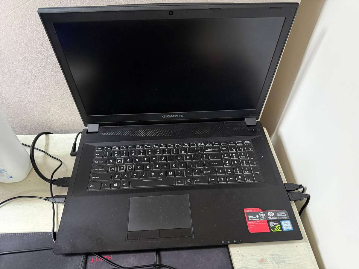 Gigabyte Sabre 17" Laptop i7 GTX 1050 8GB RAM 256GB SSD 1TB HDD Headphones
