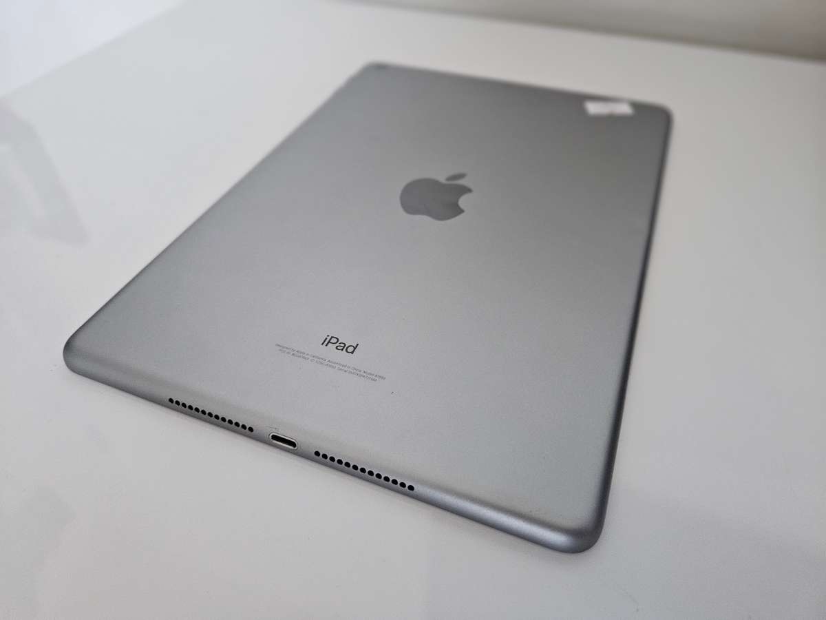 Apple iPad 128GB, 6th Generation, Wifi