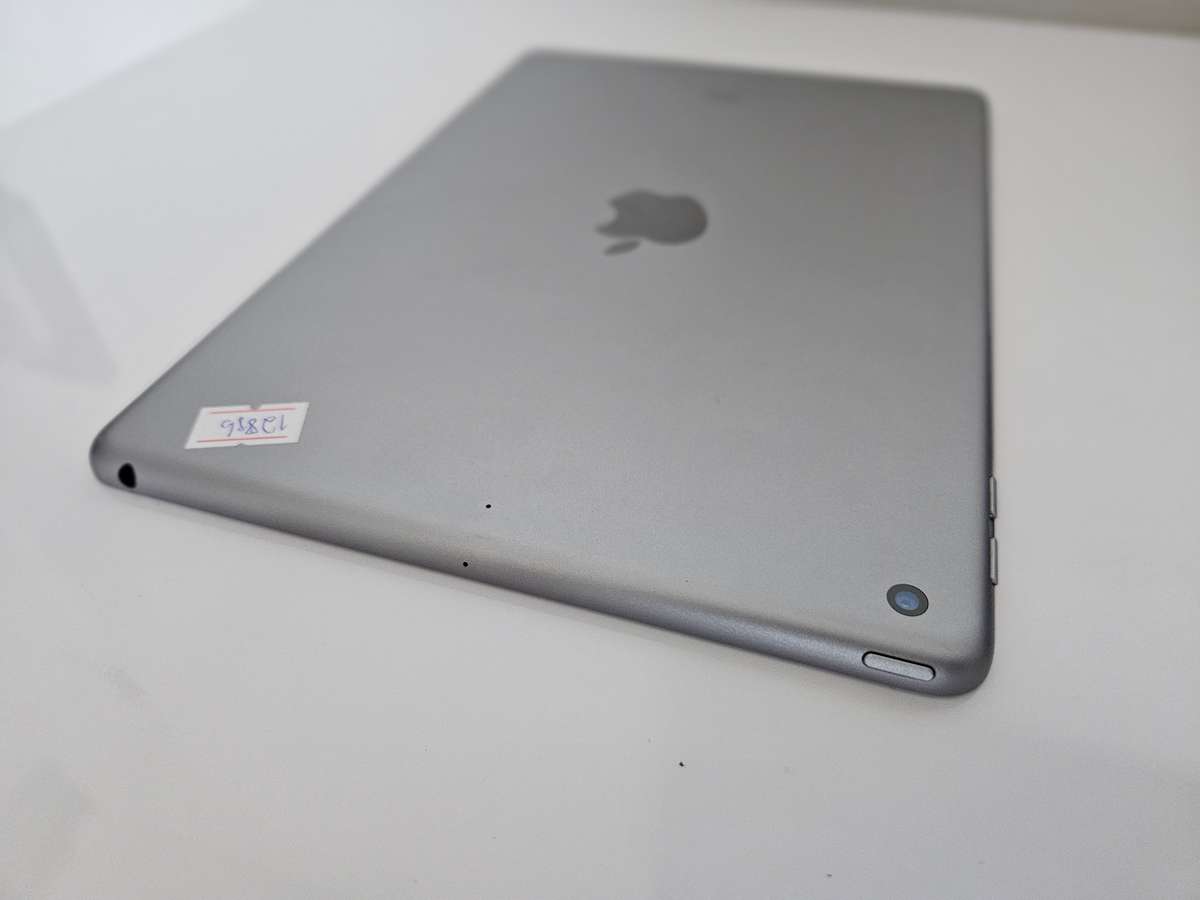 Apple iPad 128GB, 6th Generation, Wifi