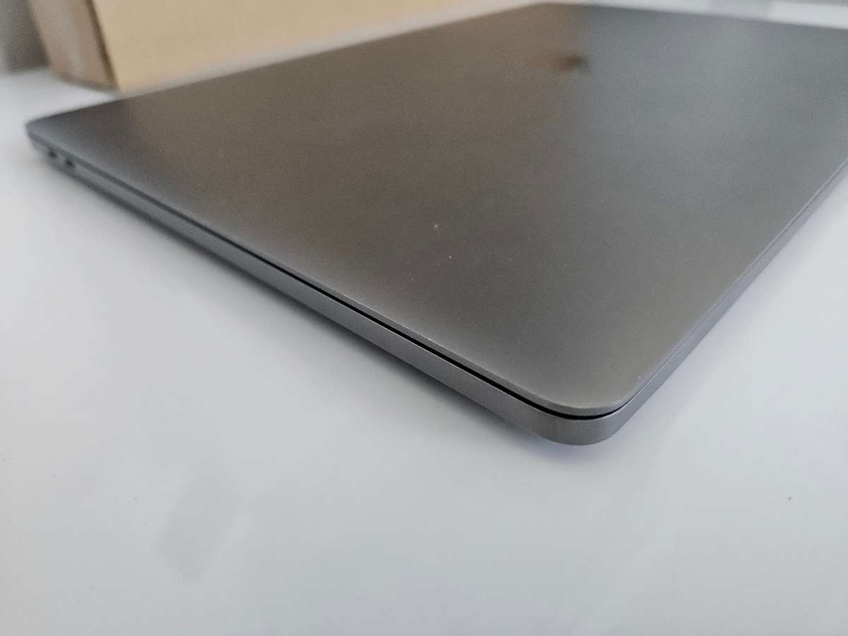 MacBook Pro (15-inch, 2018) 16GB/512GB Intel Core I7