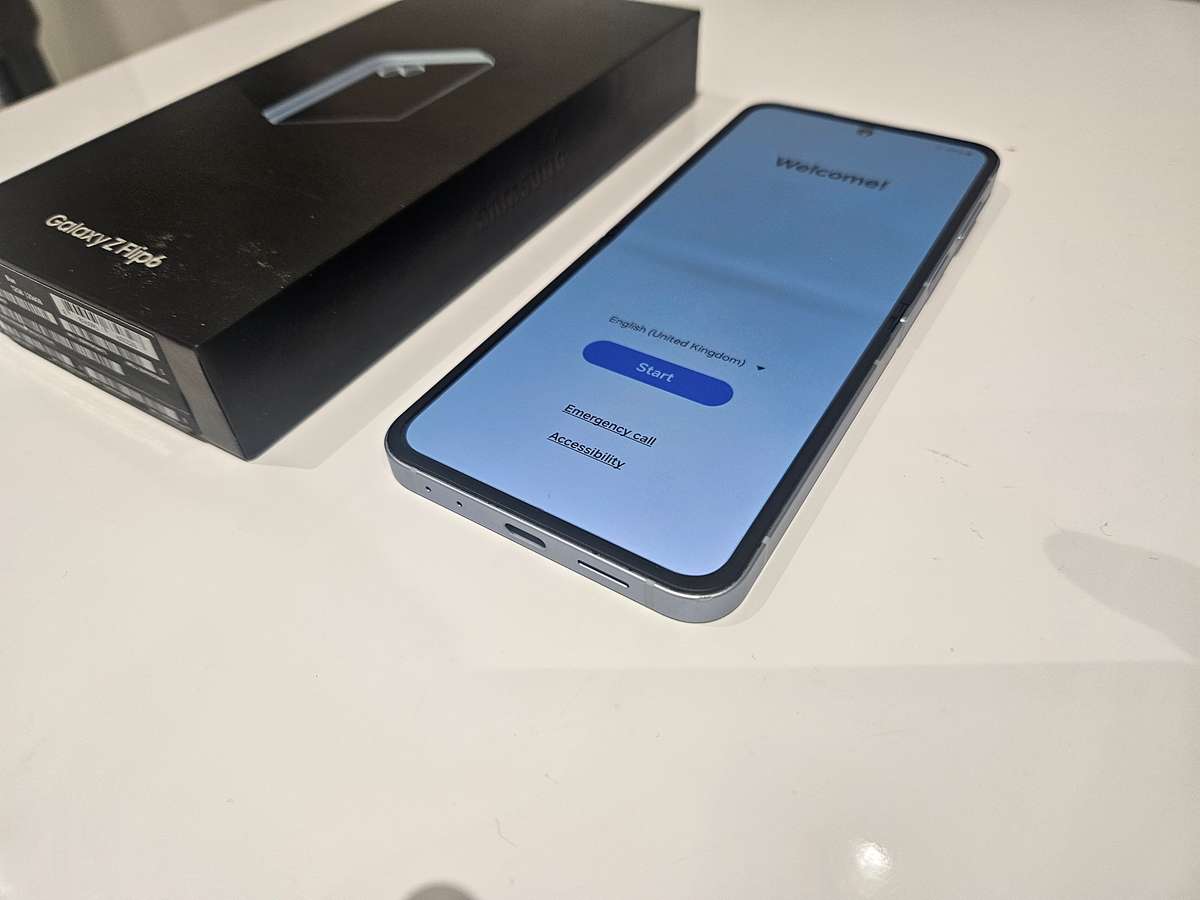 Samsung Galaxy Z Flip6 256GB 5G Smartphone