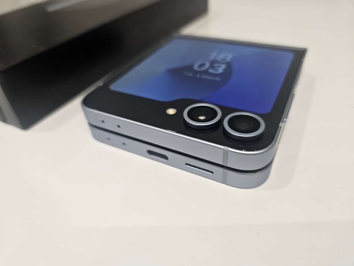 Samsung Galaxy Z Flip6 256GB 5G Smartphone