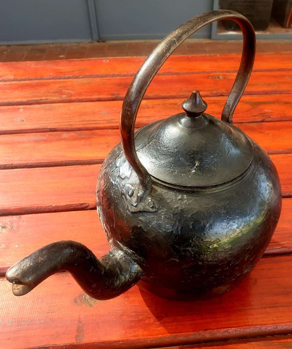 ANTIQUE 1800'S CAST IRON KETTLE, FITS IN STOVE PLATE HOLE