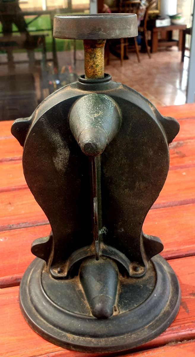 ANTIQUE CAST IRON SALTER 12 LBS SCALE