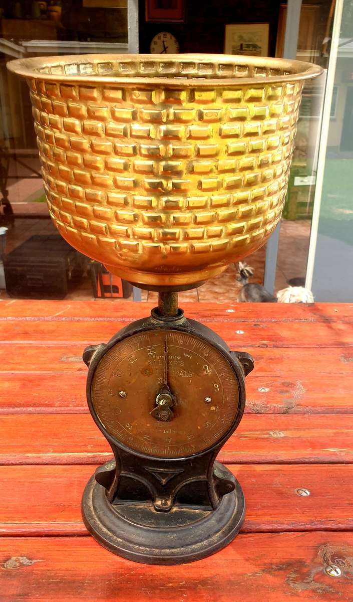 ANTIQUE CAST IRON SALTER 12 LBS SCALE