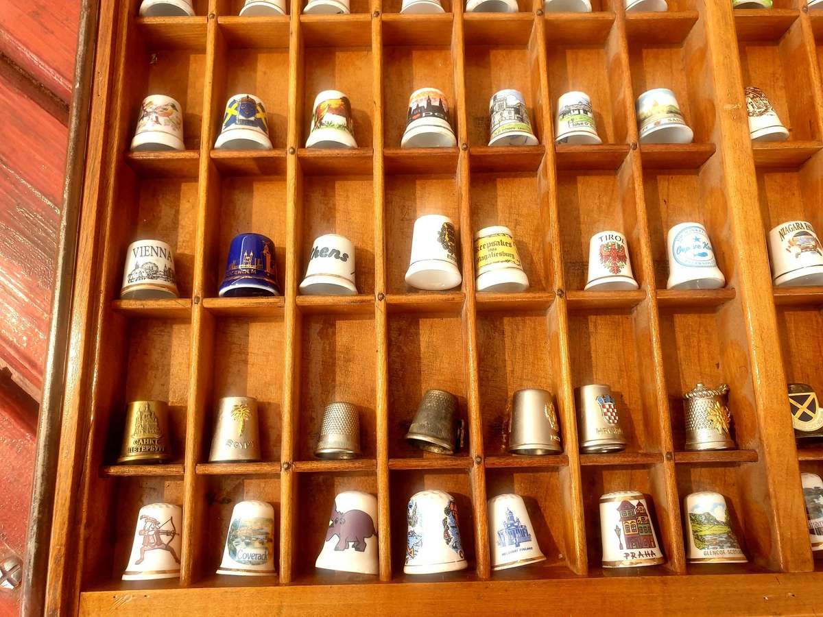 LARGE 98 THIMBLE LOT IN ORIGINAL PRINTERS TRAY