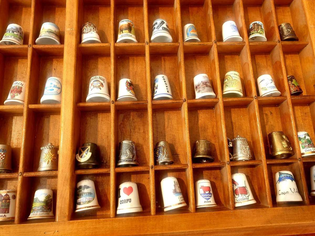 LARGE 98 THIMBLE LOT IN ORIGINAL PRINTERS TRAY