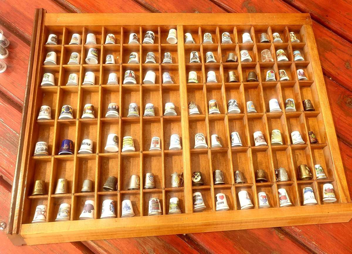 LARGE 98 THIMBLE LOT IN ORIGINAL PRINTERS TRAY