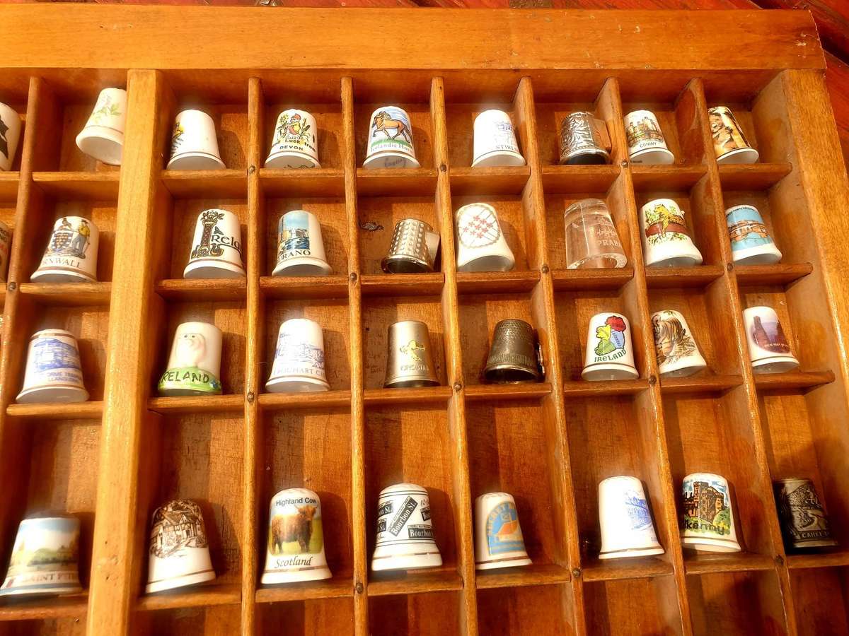 LARGE 98 THIMBLE LOT IN ORIGINAL PRINTERS TRAY
