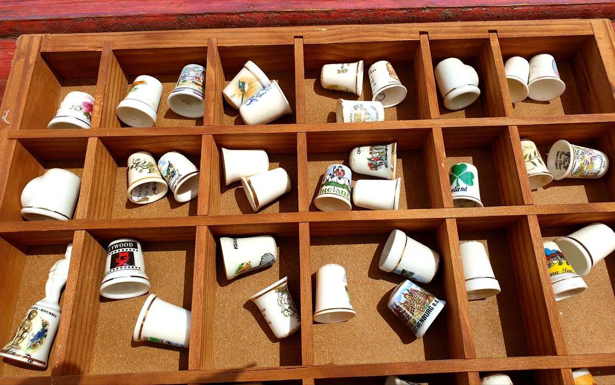 80 VINTAGE THIMBLES PLUS EXTRAS IN TRAY
