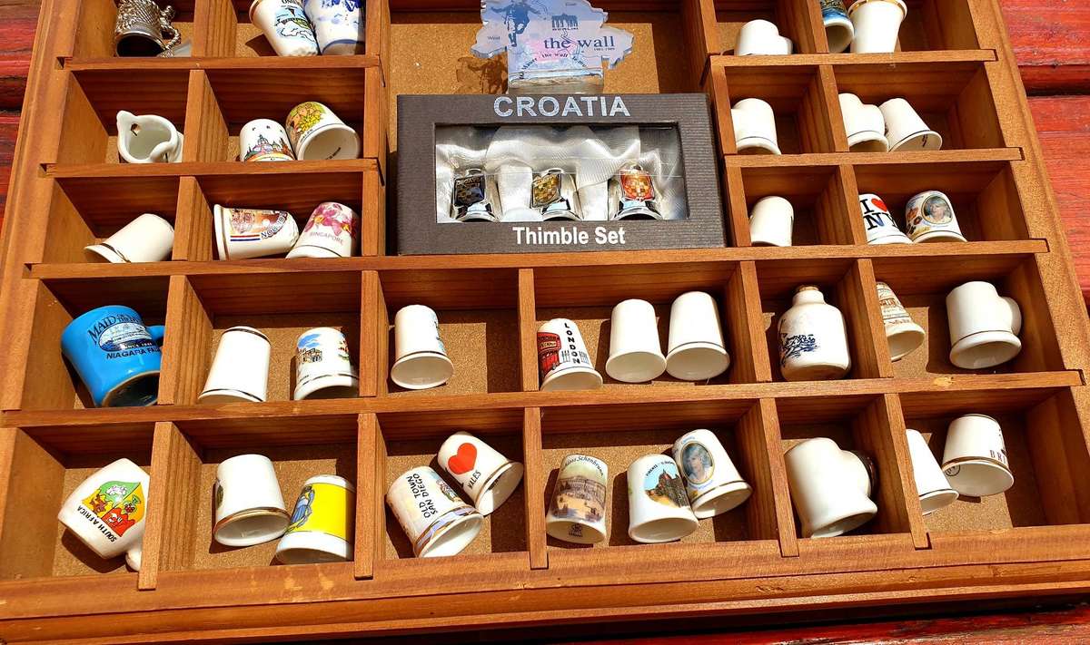 80 VINTAGE THIMBLES PLUS EXTRAS IN TRAY