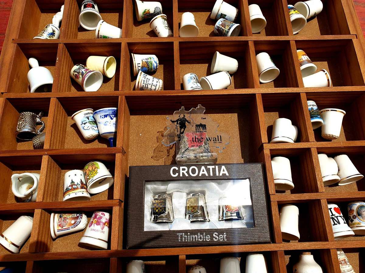 80 VINTAGE THIMBLES PLUS EXTRAS IN TRAY