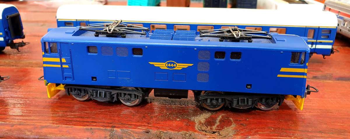 VINTAGE LIMA HO SCALE SAR BLUE TRAIN SET
