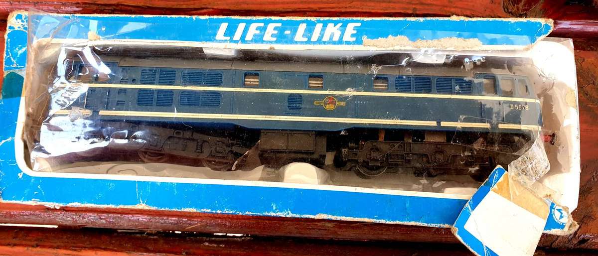 LARGE VINTAGE TRIANG LOCO HO SCALE