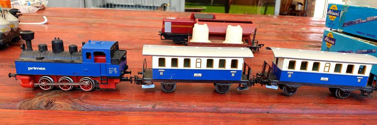 VINTAGE  HO DIE CAST STEAM LOCO MARKLIN WITH 2 COACHES