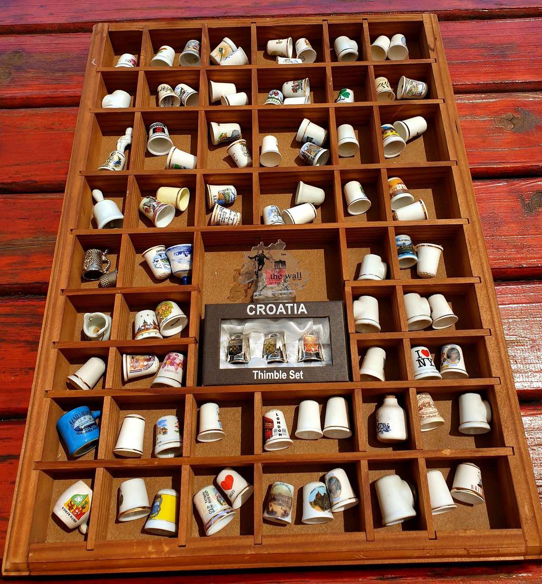 80 VINTAGE THIMBLES PLUS EXTRAS IN TRAY