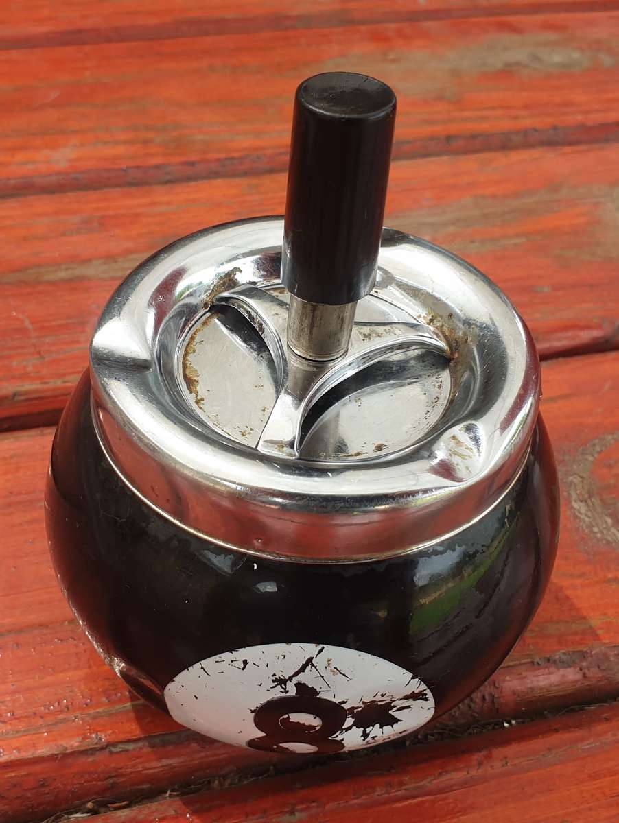 VINTAGE METAL 8 BALL ASHTRAY